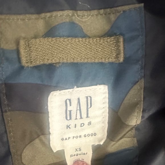 Gap Camouflage Puffer Vest - Picture 2 of 3